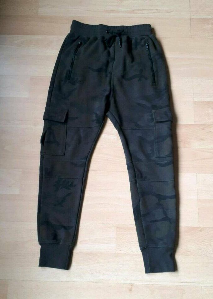 Hose/Jogger BundeswehrLook Jungen Gr.S mit Pullover Gr.S in Arnsberg