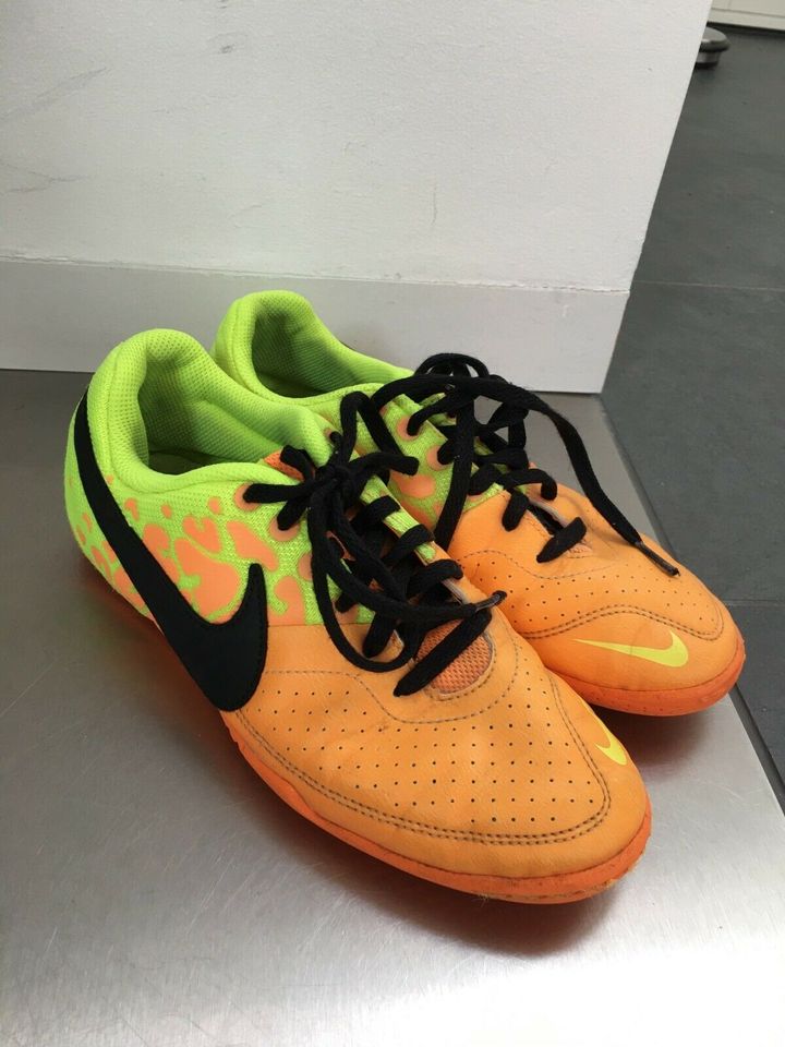 Nike Sportschuhe 36,5 Turnschuhe Halle in Eggenfelden