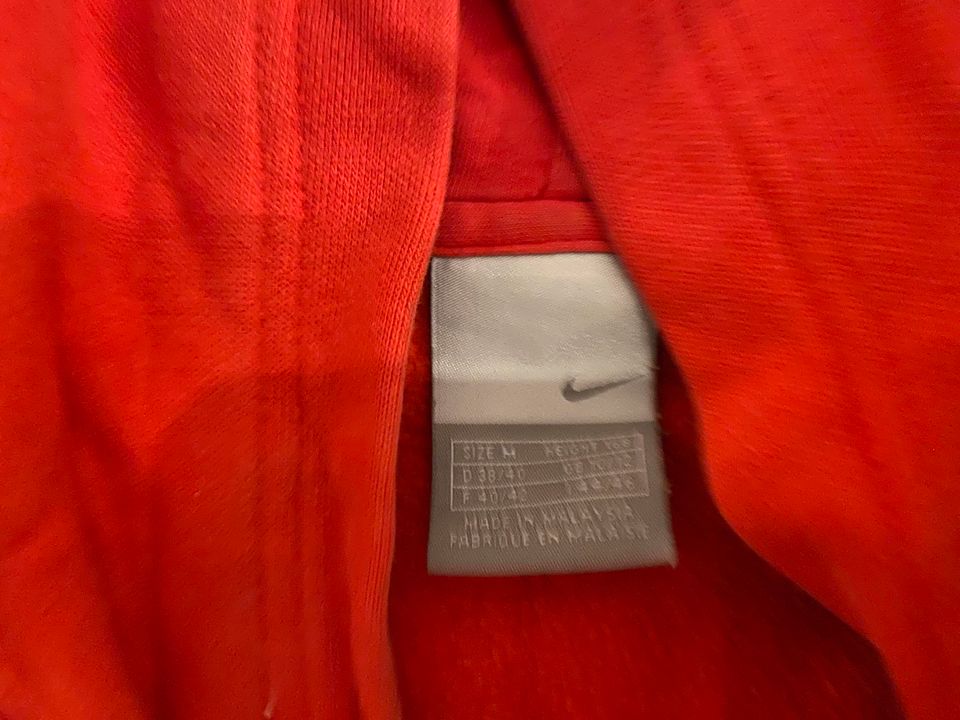 Nike Jacke rot Größe M in Lauf a.d. Pegnitz