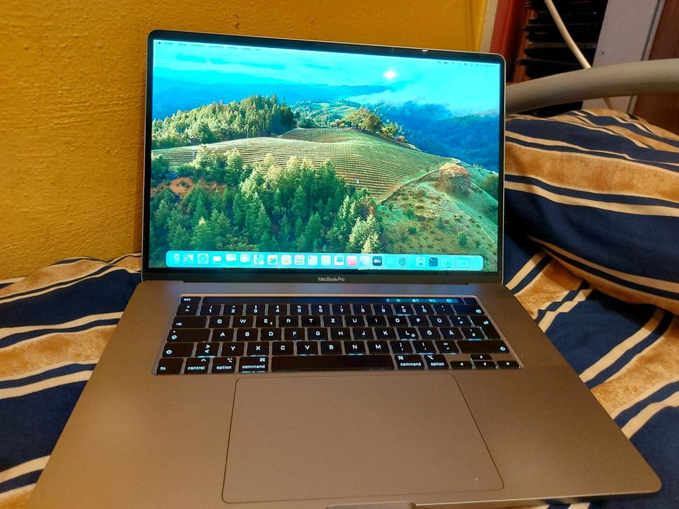 Macbook Pro Intel core i7 (9the generation)16 Zoll) 500 GB SDD in München