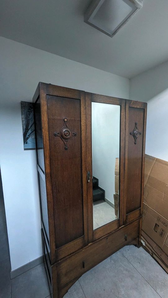 Kleiderschrank aus Holz mit Spiegel im Biedermeier Stiel in Bruchsal