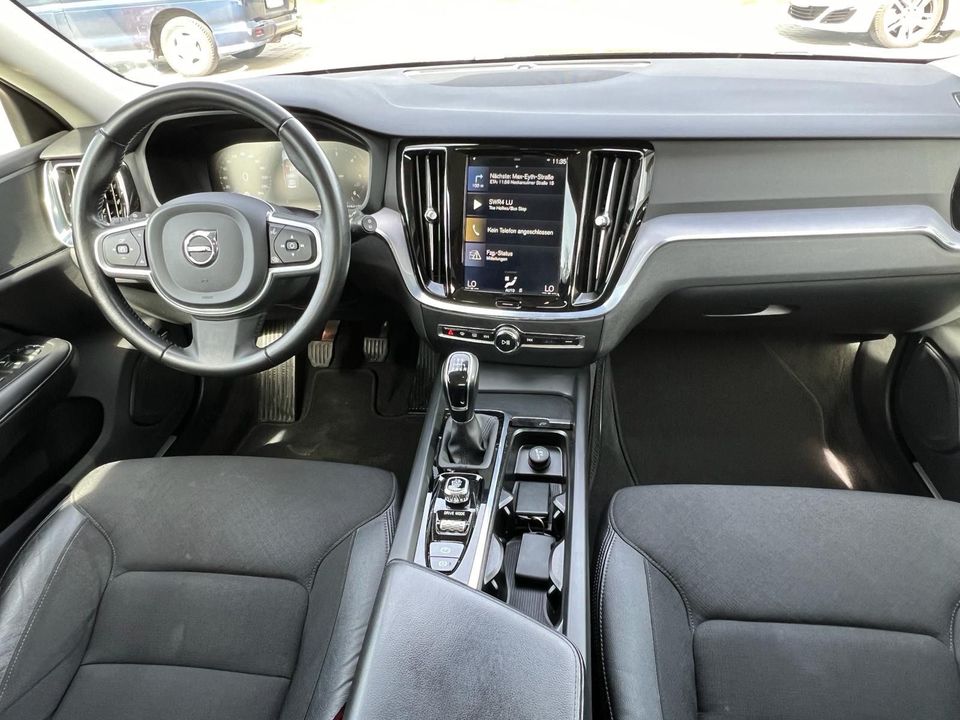 Volvo V60 2.0 Momentum Pro DIGITAL*NAVI*LEDER*CAM*KEY* in Holzgerlingen