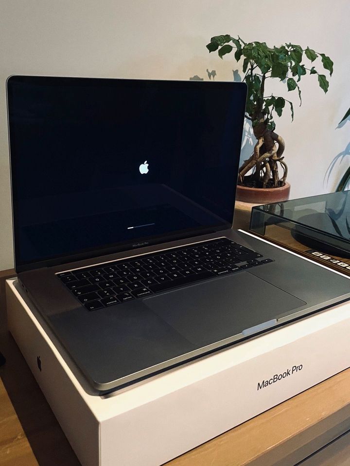MacBook Pro 16", 16GB, 1TB Speicher, 2,3 GHz, 2019 in Hamburg