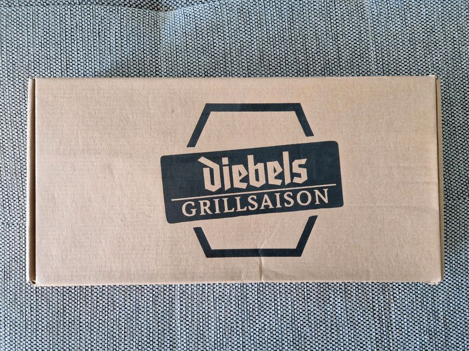 Diebels Grillsaison Alt Bier neu Zange Gürtel Pfeffer Salz Streue in Straelen