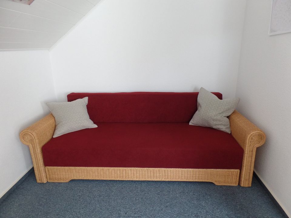 Couch mit Schlaffunktion und Bettkasten, natürliches Rattan. in Reichshof