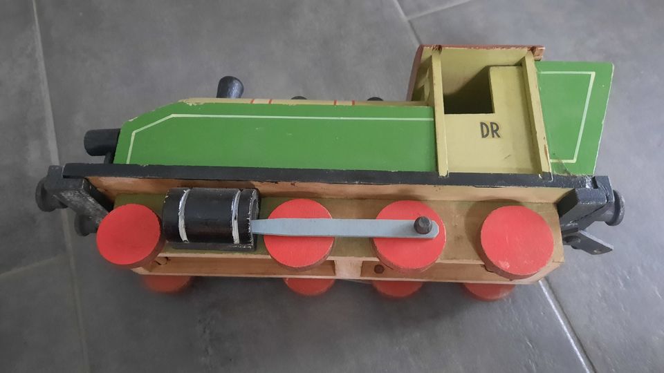 DDR HOLZ EISENBAHN ZUG SPIELZEUG DEUTSCHE REICHSBAHN ERZGEBIRGE in Erlau