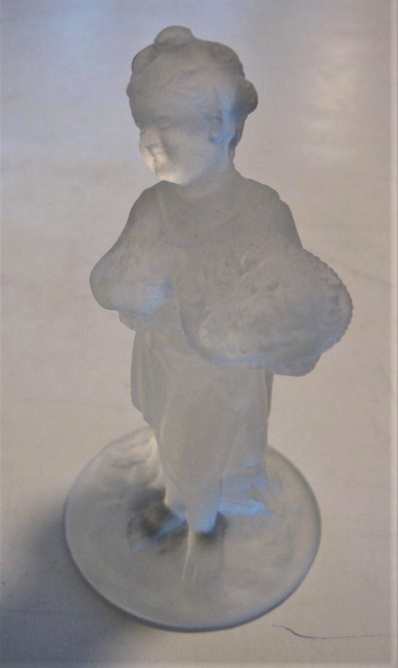 Figur Mädchen mit Blumenstrauß Pressglas mattiert „Desna“ in Zeesen