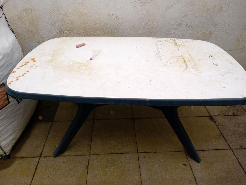 Gartentisch + 4 Stühle in Beverungen