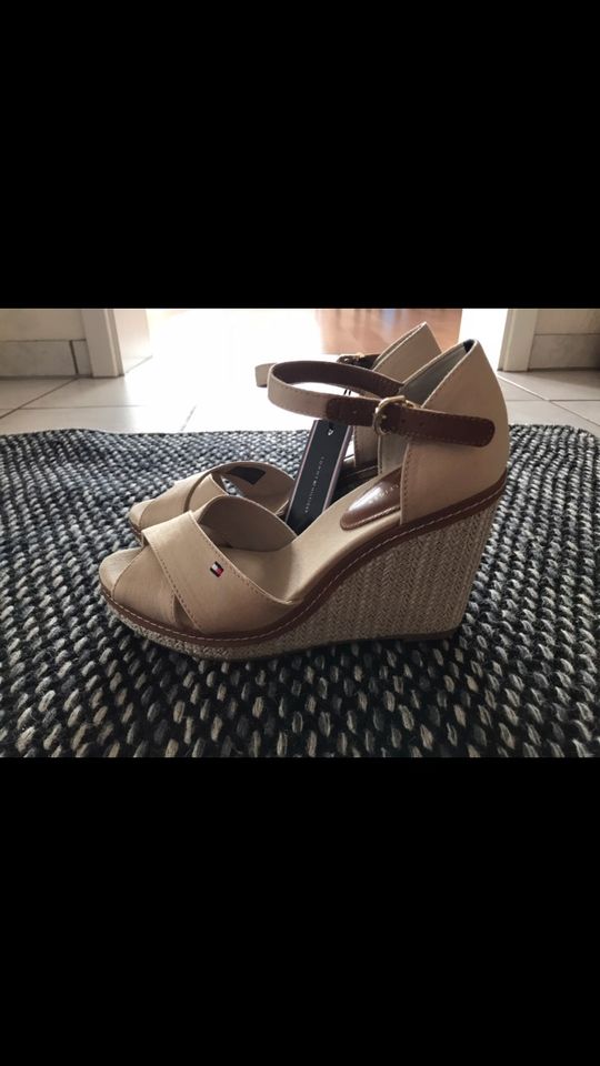 Tommy Hilfiger Sandalette mit Keilabsatz beige in Reutlingen