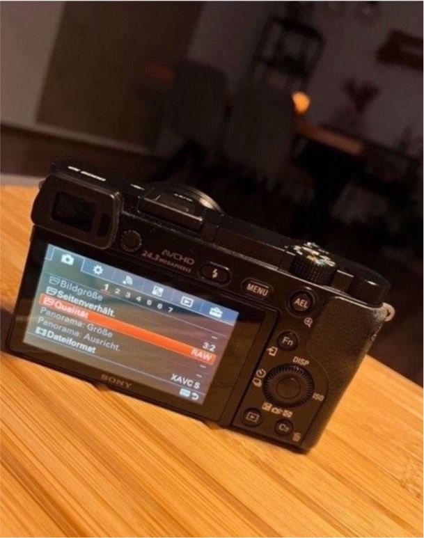 Sony Alpha 6000, Spiegelreflexkamera mit Objektiv in Minden