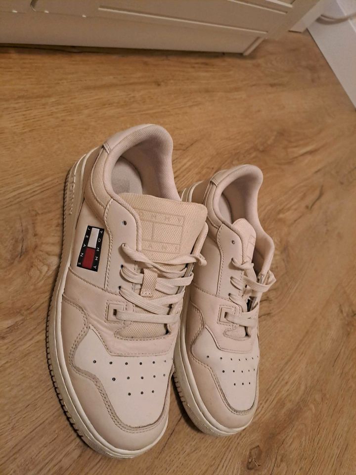 Beige/sandfarbene Sneakers von Tommy Hilfiger 38 in München