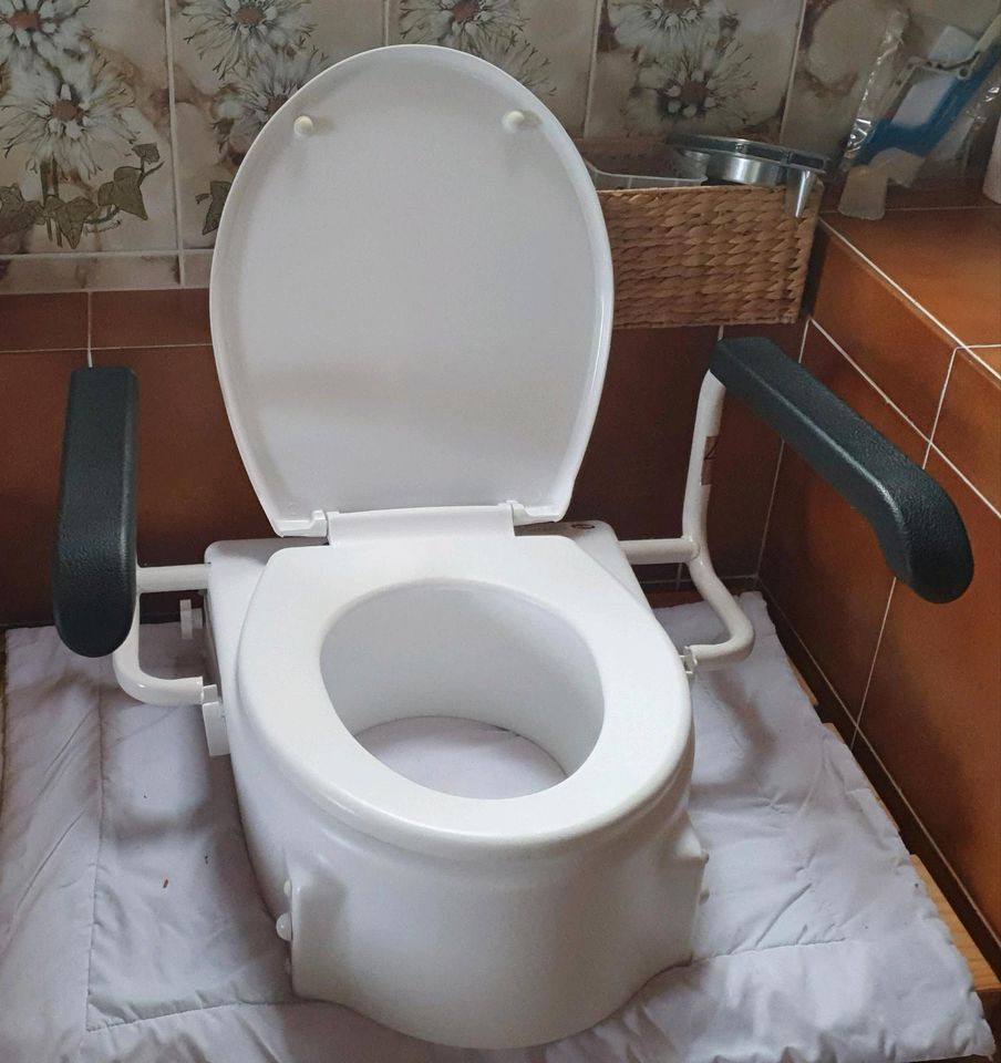 Mega stabile Toilettensitzerhöhung INVACARE in Forchheim