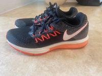 Nike Zoom Vomero 10 gr 40 Original top Zustand Berlin - Friedrichsfelde Vorschau