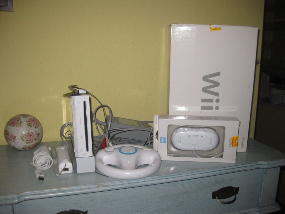 Wii Konsole mit Zubehör + 3Spiele in Gröbenzell