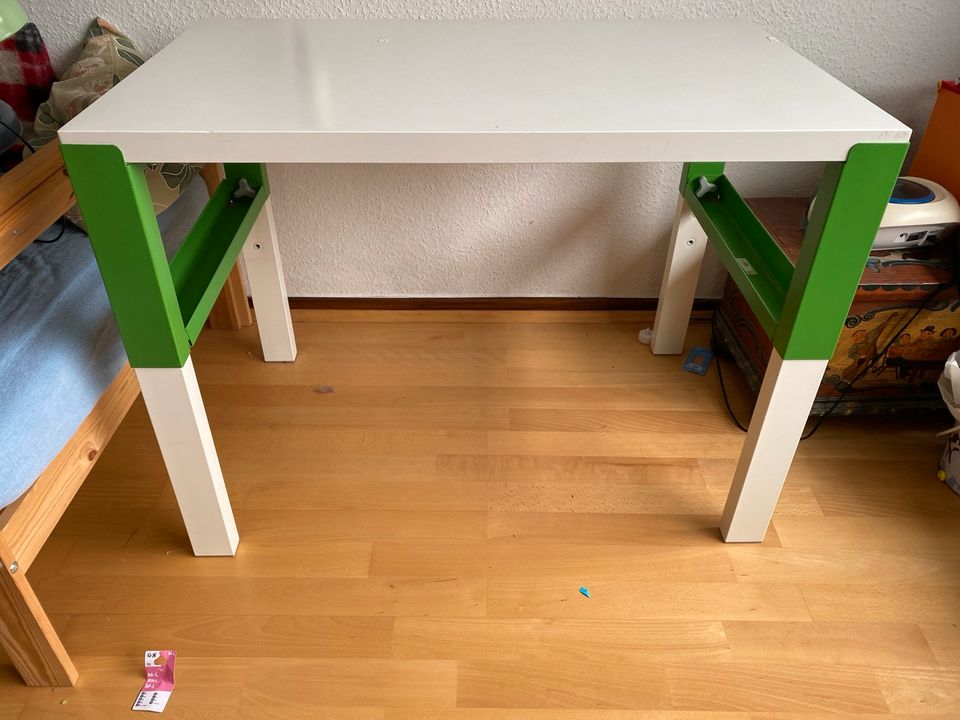 Zwei Ikea Kinder Schreibtische mit Aufsatz Pahl in Düsseldorf