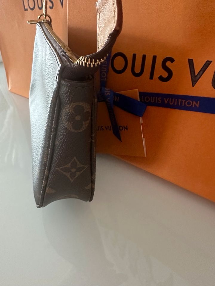 Original Louis Vuitton Pochette Accessoires Monogram in Schwetzingen