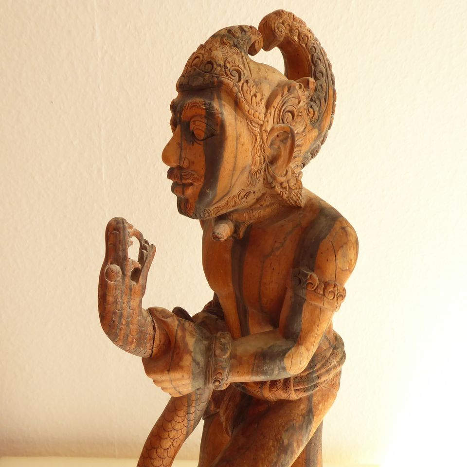 Antike Figur aus Holz mit Schlange aus Bali Indonesien 51 cm in Eschborn