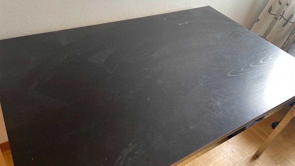 Einfacher Schreibtisch groß schwarze Platte, Metallgestell, stabi in München