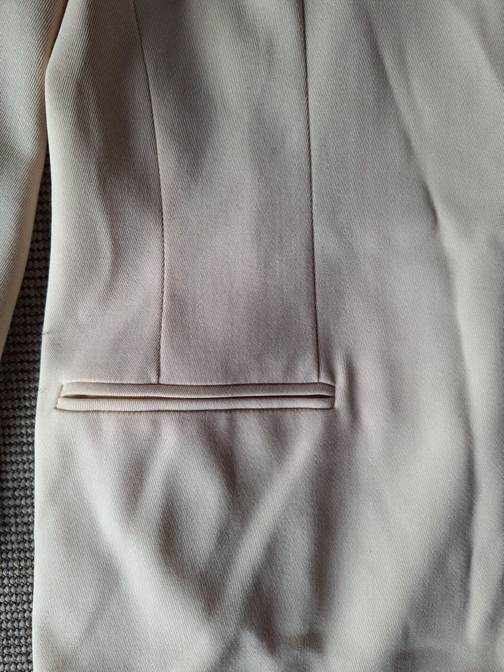 Escada Longblazer / Farbe: beige / Größe: 42 in Flensburg