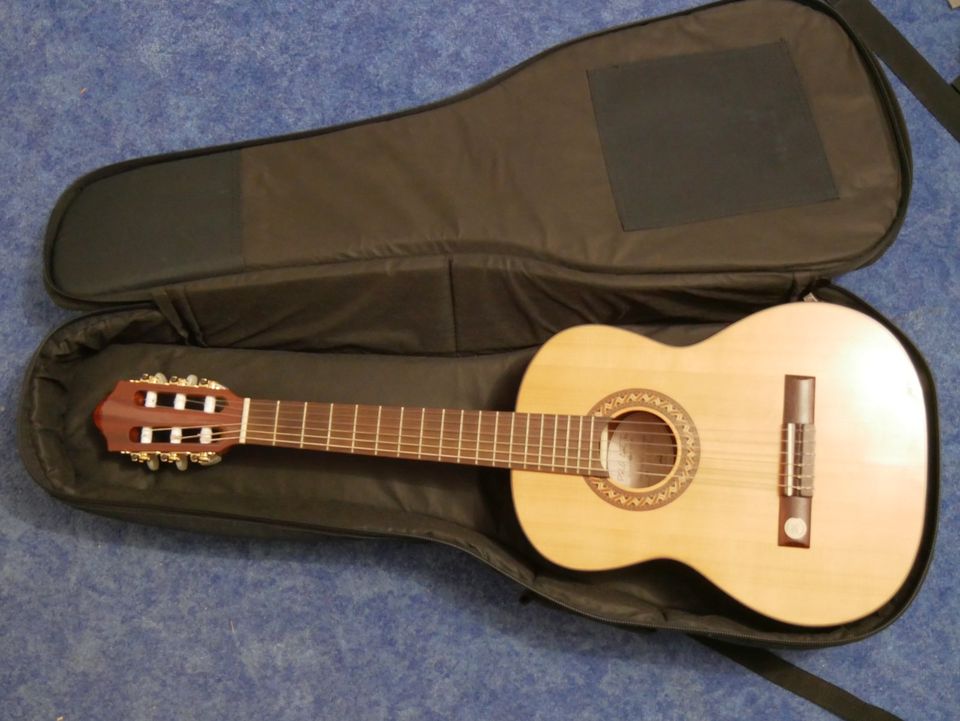 hochwertige Konzertgitarre Größe 1/2 Massivholzdecke mit Tasche in Unterhaching