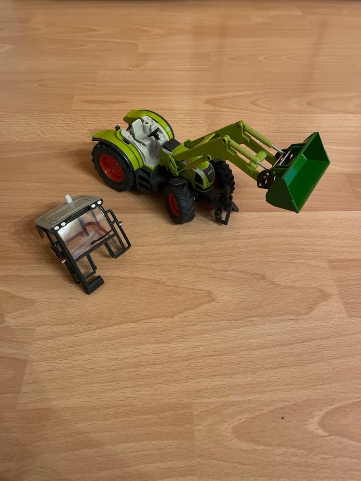 Siku Traktor mit Schaufel in Marburg