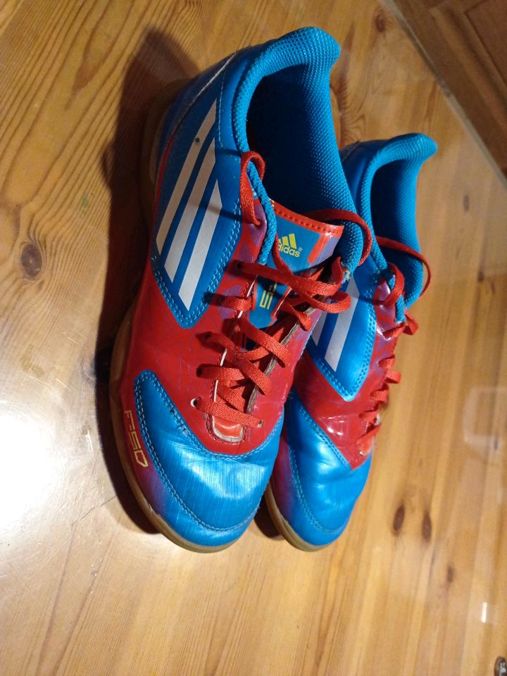 Adidas Fußballschuhe Hallenschuhe Gr36 2/3 in Burgkirchen