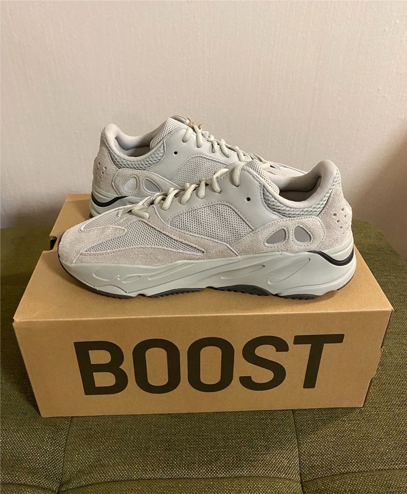 Yeezy Boost 700 Salt - Gr. 44 2/3 in Bielefeld