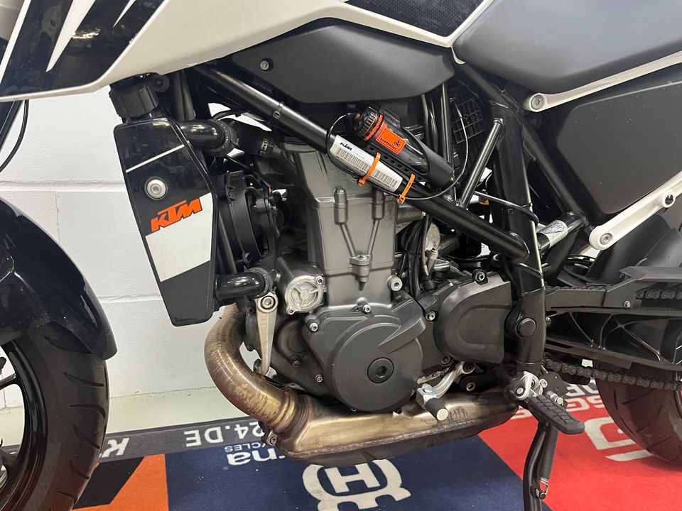 KTM Duke 690 weiß in Sonnewalde