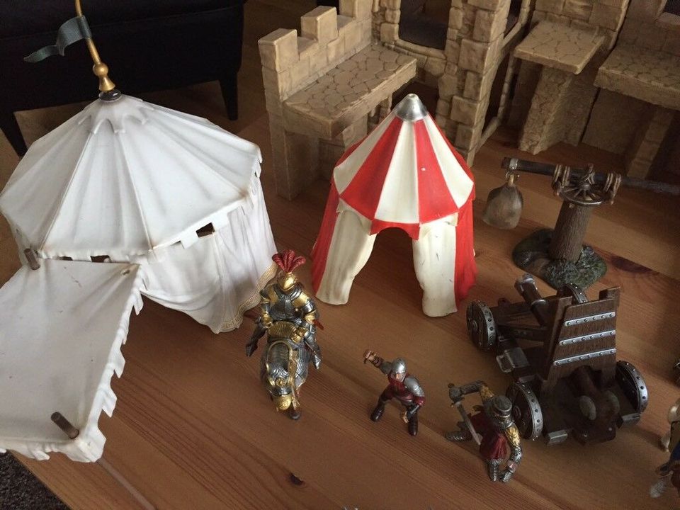 Große Schleich Ritterburg mit viel Zubehör(Zelte,Ritter,Pferde) in Korschenbroich