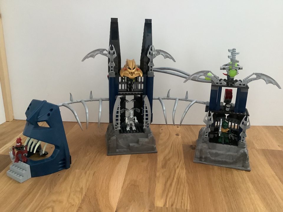 LEGO Bionicle Piraka-Festung (8894) + Extra Teile in Bad Gandersheim
