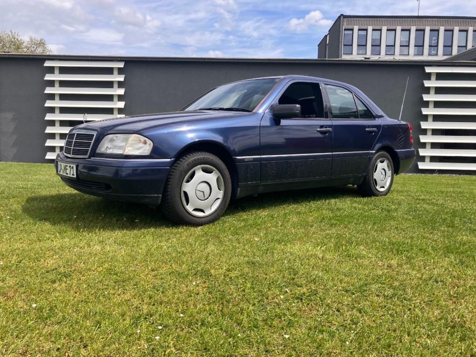 Mercedes Benz C220 W202 Elegance top Zustand, Klima, SD, AHK in Meschede