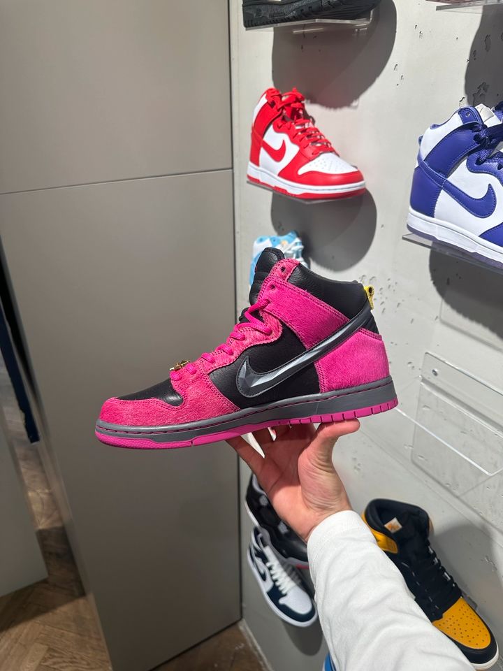 Nike SB Dunk High Run the Jewels Pink Black 44 in Köln