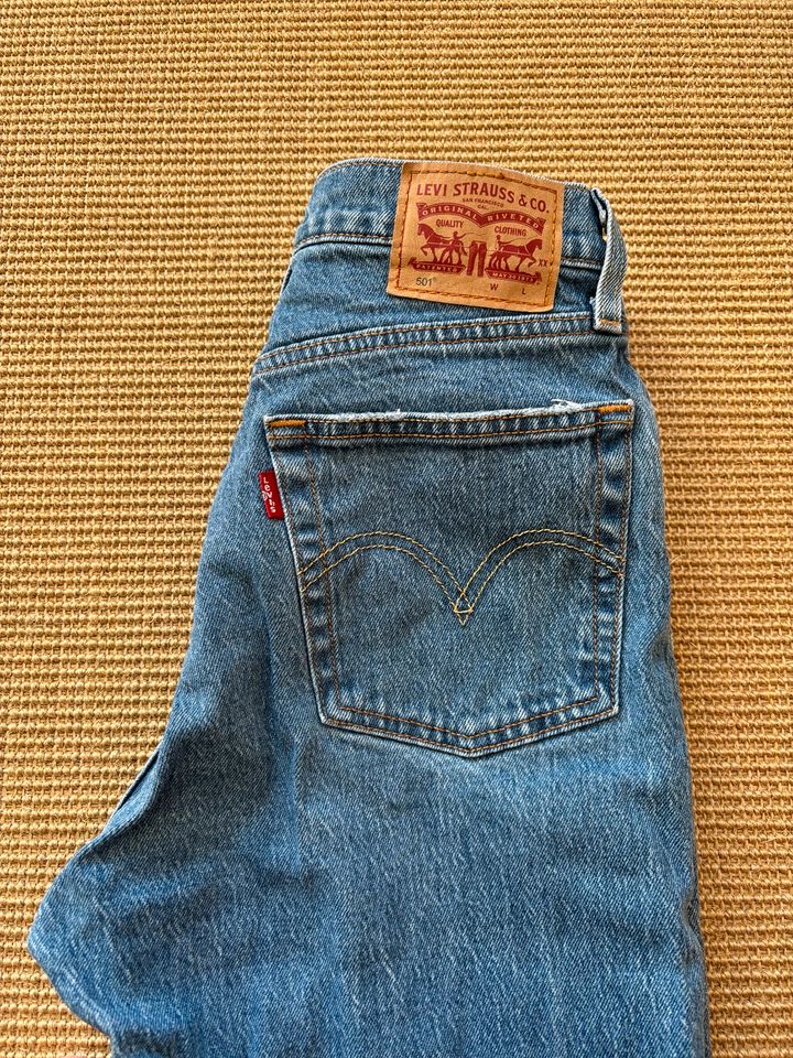 Levi’s 501 blue Jeans neu w26/l30 in Engen