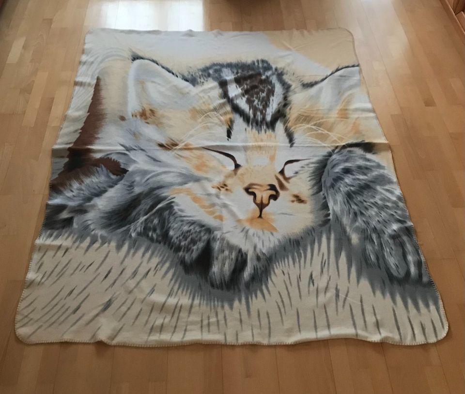 schöne Decke aus Fleece mit Katzen Motiv 150 cm x 180 cm in Königsbrunn