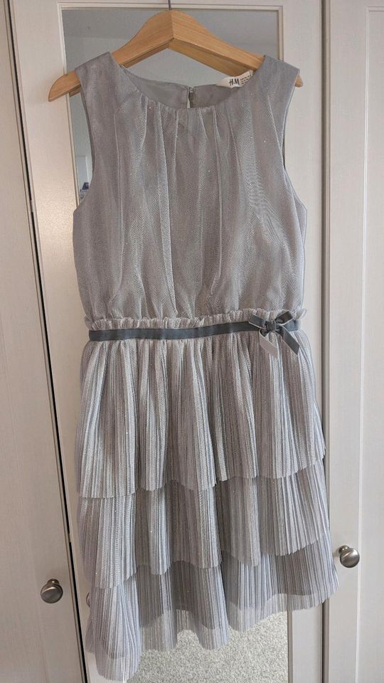 Neues und ungetragenes wunderschönes Mädchen Kleid Gr. 146 H&M in Rosenfeld