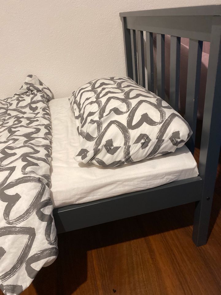 2 junge Betten mit Matratzen in Heilbronn