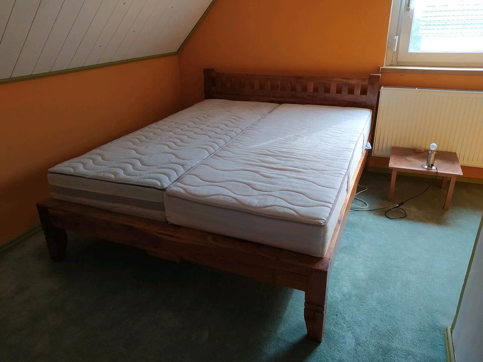 Vollholz Bett Akazie 160 x 200 mit Matratzen, Lattenrost in Doberlug-Kirchhain