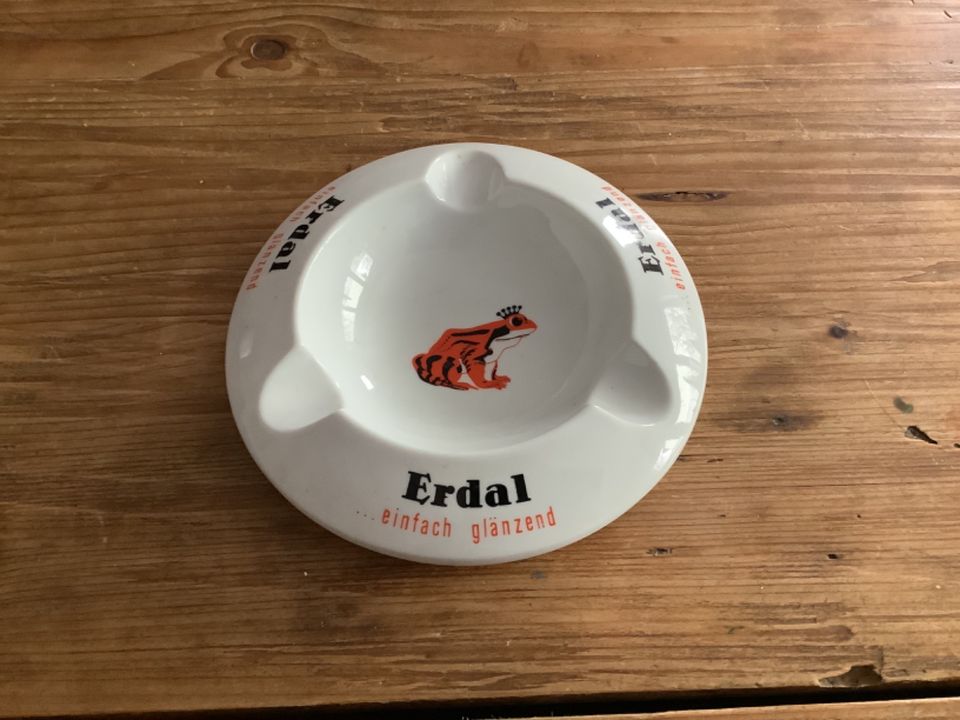 Emailschild/alte Reklame/Aschenbecher von Erdal in München