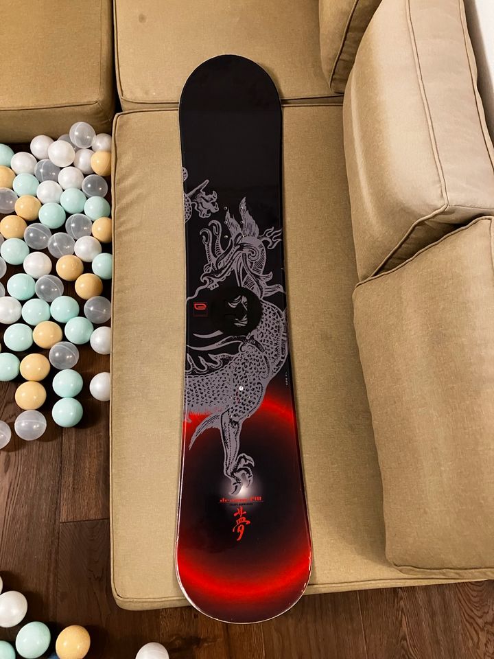 Snowboard Escape Dragon black/red 140cm in Pollenfeld