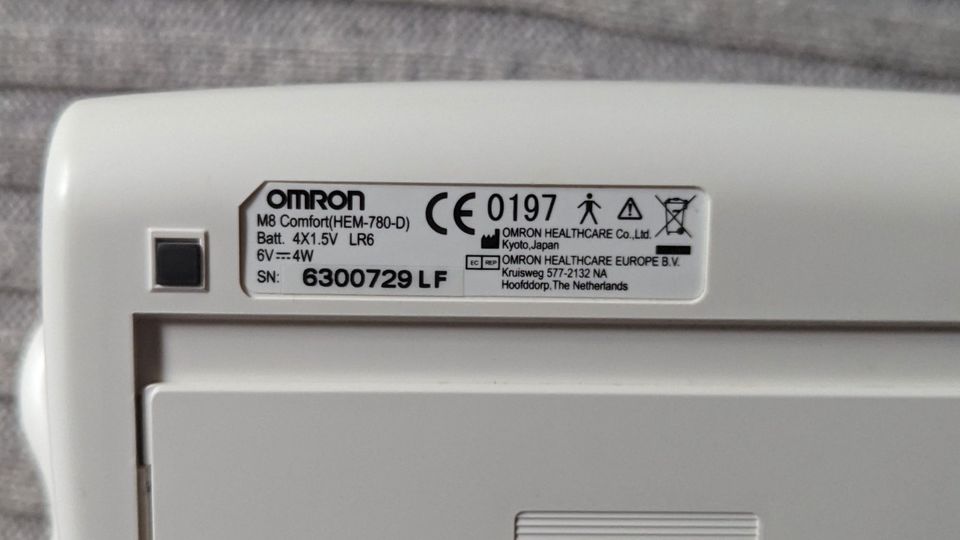 OMRON M8 Comfort Oberarm Blutdruckmessgerät mit Komfortmanschette in München