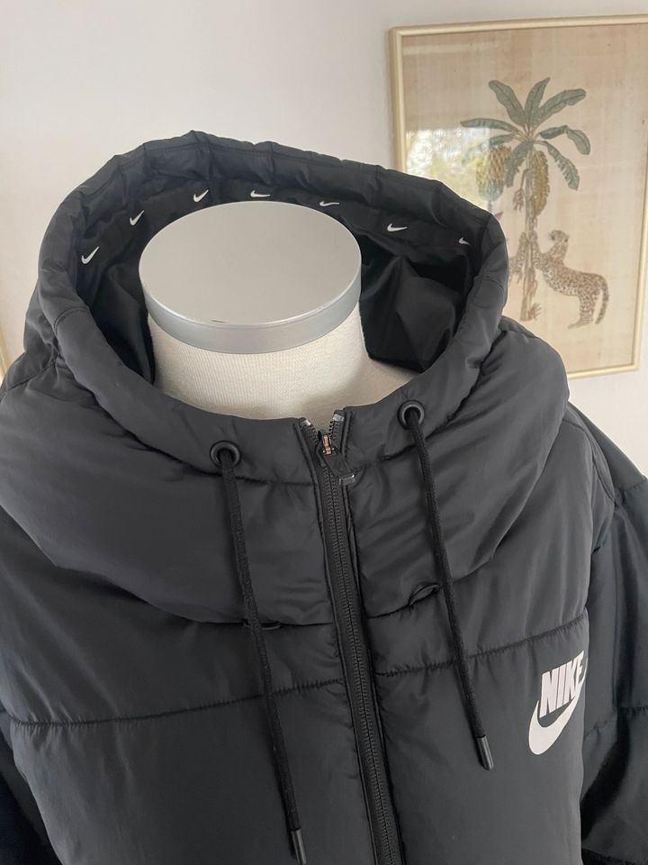 NIKE warme Jacke Gr. XXL schwarz in Linden