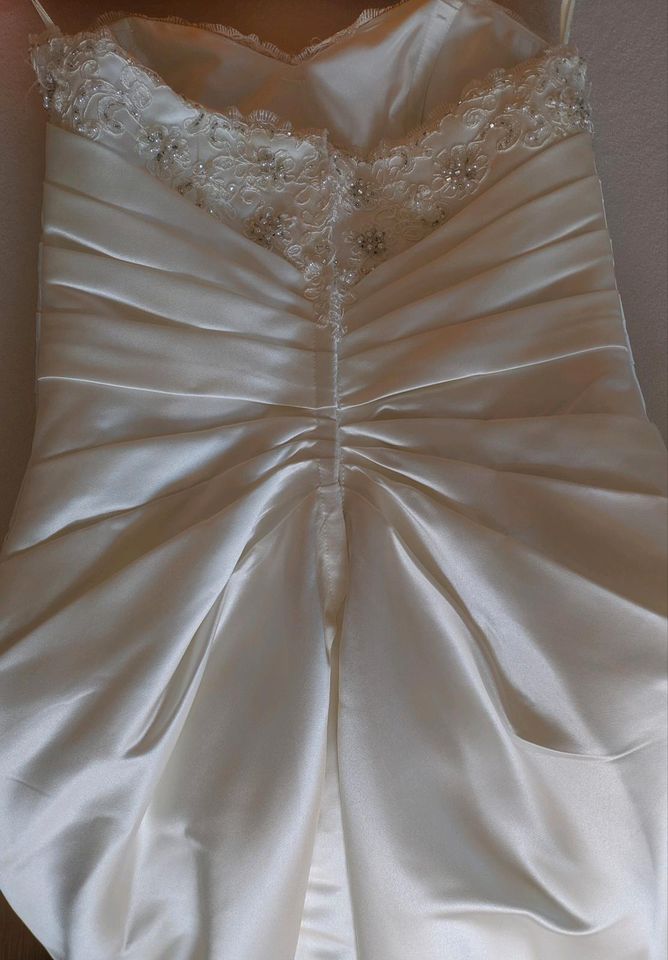 Großes Set Hochzeitskleid/Brautkleid mit Reifrock,Schleier u.v.m. in Gevelsberg