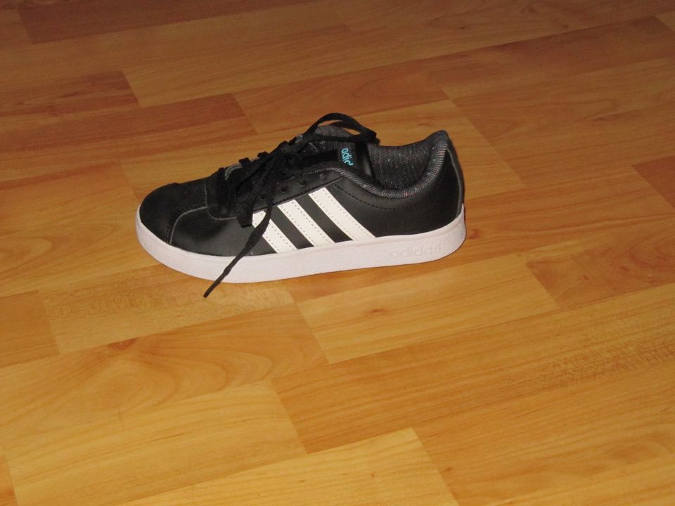 Adidas Schuhe / Sprtschuhe / Kinderschuhe Größe 31 Neu in Bergneustadt