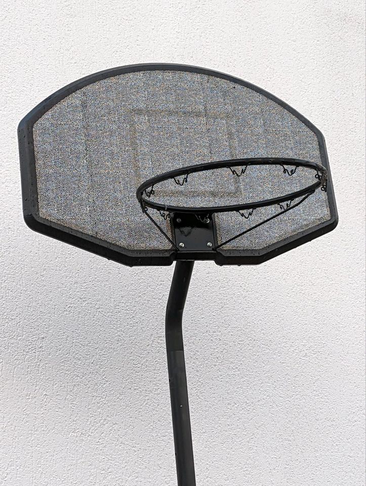 Mobiler Basketball-Korb mit Ständer in Freiberg