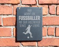 SCHIEFERTAFEL "HIER WOHNT EIN FUSSBALLER" 20X25CM FUSSBALL SOCCER Thüringen - Sonneberg Vorschau