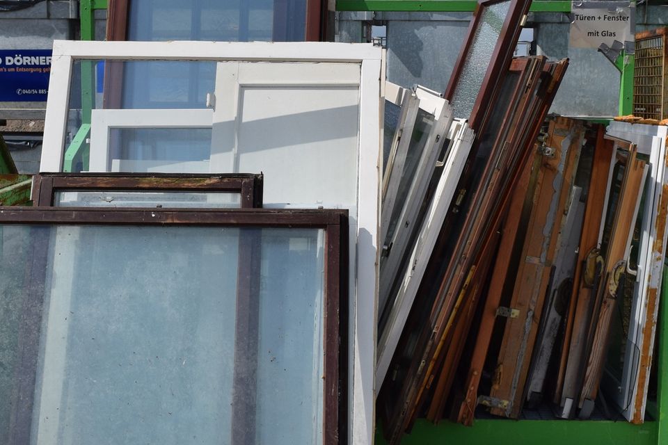 Wir Entsorgen Türen-Fenster-Glas-Fensterrahmen-Bauabfälle-Zargen in Neuss