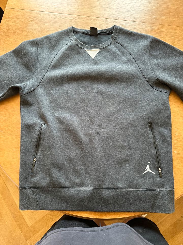 Jordan Pullover Pulli Nike Air Taschen Grau Herren L in Bad Wildungen