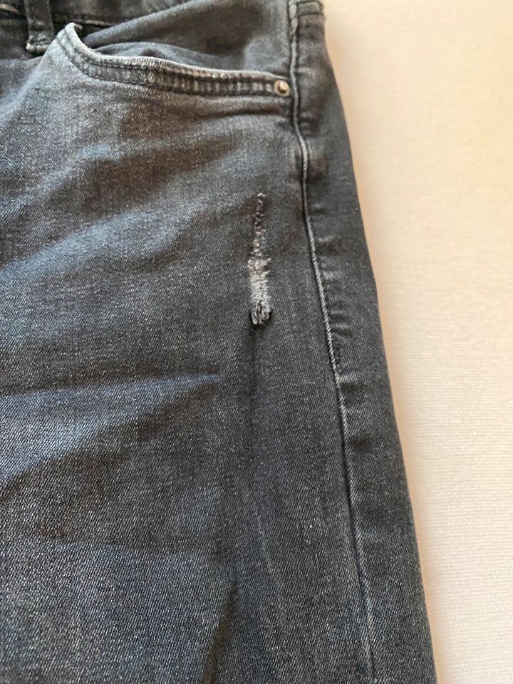 Schwarze Jeans von Bershka mit Löchern, Größe 36 in München