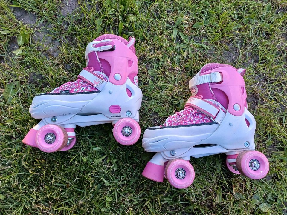 Kinder Rollschuhe pink/weiß Größenverstellbar in Dannenwalde (Gumtow)