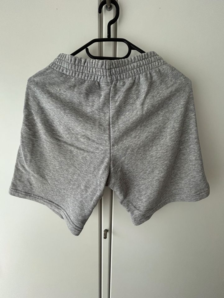 Kinder Shorts Sweatshirt Stoff von Adidas grau gr. xs in Netphen